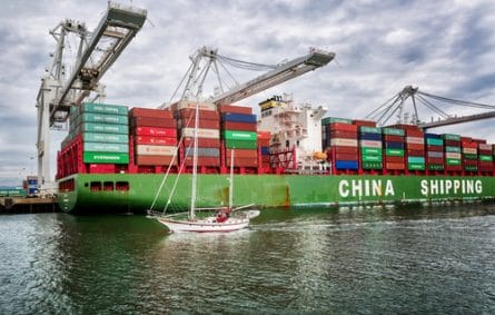 Un cargo de marchandises chinois dans un port