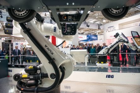 Présentation de robots de l'industrie automobile en 2014 en Allemagne